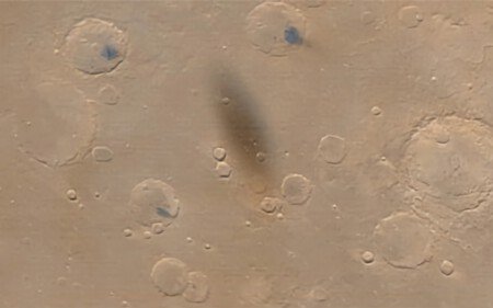 Sombra de Fobos proyectada sobre Marte captada por Mars Global Surveyor