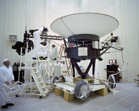 La sonda Voyager 1 siendo ensamblada